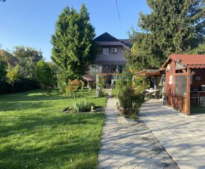 Na predaj krásny trojgeneračný rodinný dom s veľkou relaxačnou záhrado