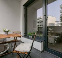 Prenájom moderného 2i bytu s balkónom, pivnicou a možnosťou parkinguv novostavbe pri Prezidentskom paláci v Starom meste_balkón