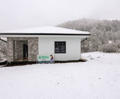 Elegantný dvojpodlažný rodinný dom s veľkým pozemkom v obci Stožok