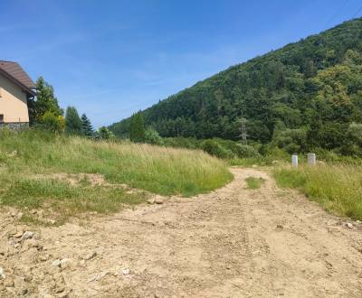 Predaj: REZERVOVANÉ stavebný pozemok  617m2 (č.1) s IS v Ovčiarsku