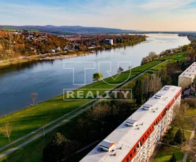 Ponúka výhradne na predaj veľký 3-izbový zrekonštruovaný byt