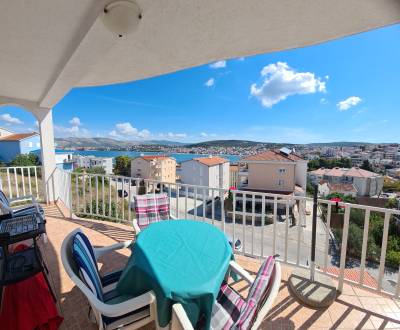 Trogir, Čiovo – zariadený 3-izbový byt s výhľadom na more