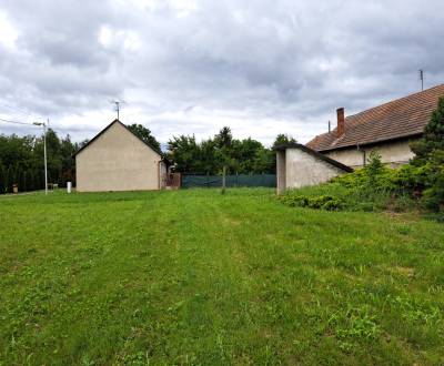 Predáme starší rodinný dom s priestranným pozemkom v obci Kmeťovo