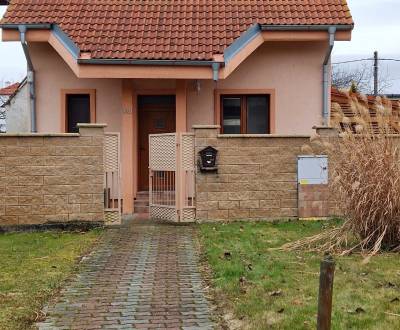 HAMULIAKOVO: Výborný dom s nízkymi nákladmi iba 15 km od Bratislavy.