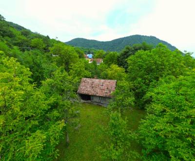 Stavebný pozemkom s chatou, Vranie