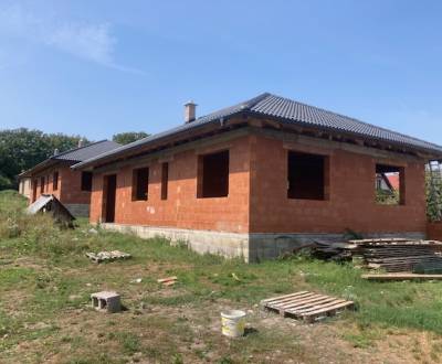 4i RD Bungalov - Lada Bretejovce, hrubá stavba 