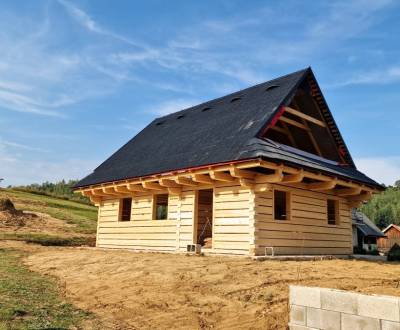 Tradičná drevenica na okraji obce Čierny Balog