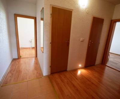 NA PREDAJ 2 IZBOVÝ BYT, SÍDL. ZÁPAD, 5.P., 56m2;