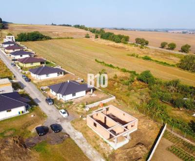 Bývanie pod lesom - 4i bungalov / 661m2 pozemok