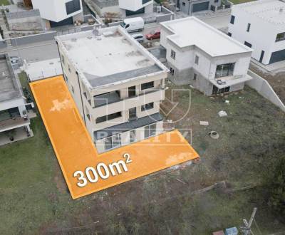 NOVOSTAVBA - 4 izbový byt s predzáhradkou /300m2/ v prevedení 