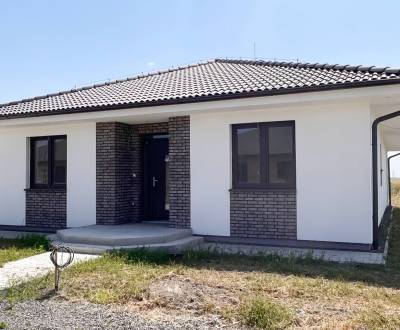 Priestranný 4-izb. bungalov 111 m2, záhr. domček, pivnica, Horná Potôň