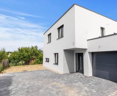 SKOLAUDOVANÉ! 5–IZB.RD, GARÁŽ,TERASA, POZEMOK 452m², VINOSADY,PEZINSKÁ