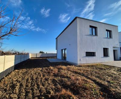 SKOLAUDOVANÉ! 5–IZB.RD, GARÁŽ,TERASA, POZEMOK 452m², VINOSADY,PEZINSKÁ