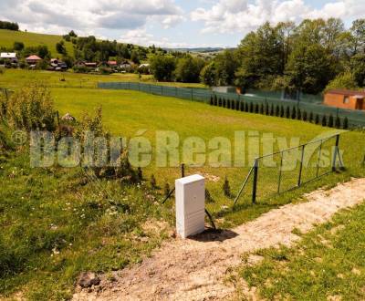 PREDAJ: Oplotený pozemok s inžinierskymi sieťami pre výstavbu rodinnéh