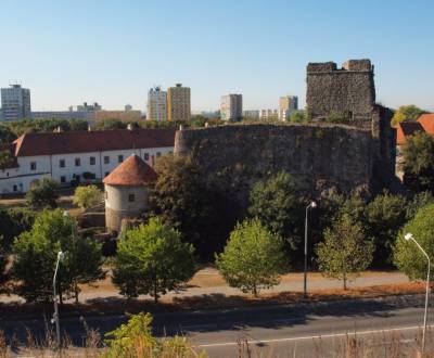 Na predaj: CENTRUM 2 izb.byt + 2x balkon + ŠATNIK + ŠPAJZA