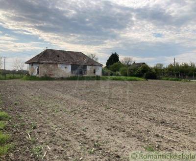 Znížená cena! Priestranný slnečný pozemok vo výmere 3785 m2 na polosam