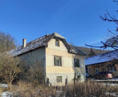 NOVÁ NIŽŠIA CENA ! Priestranný rodinný dom v pôvodnom stave v malej de