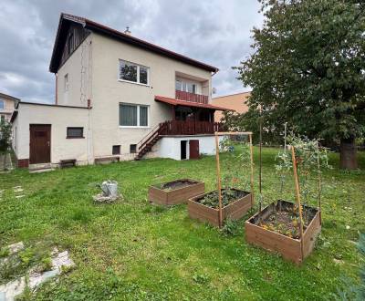 PREDAJ: Dvojgeneračný RD, Turčianske Teplice, rovinatý pozemok 667 m²