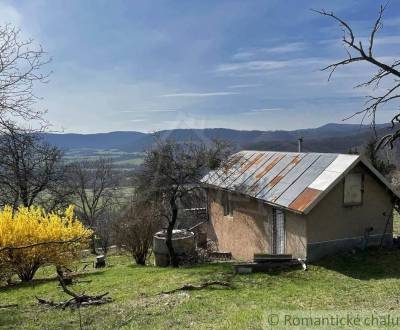 Rozsiahla vinica s chatkou nad obcou Hrušov