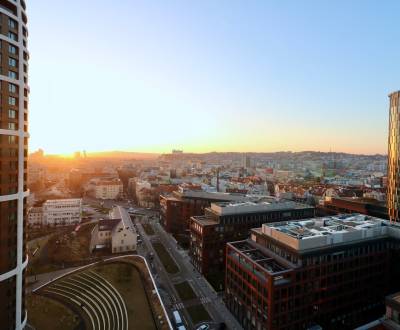 PRENÁJOM - SKYPARK Veľký 2 izbový byt,  výhľad na hrad, 16. poschodie