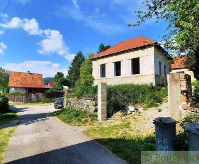 Neobyčajný veľký dom v obklopení Strážovských vrchov na predaj