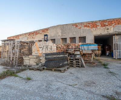 ALL INCLUSIVE l NA PREDAJ POĽNOHOSPODÁRSKU BUDOVU S POZEMKOM, VYDRANY