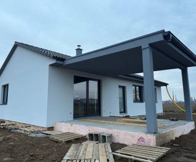 NOVINKA - NOVOSTAVBA HRUŠOVANY pozemok 500 m2.