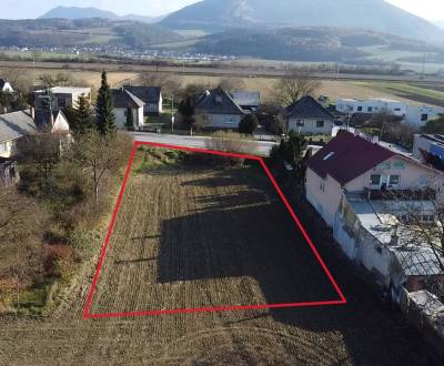 Na predaj pekný rovinatý pozemok v Ladcoch, 650 m2