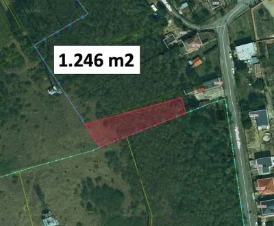 Véč – 1.246 m2 POZEMOK na mobilný dom / karavan / chatku v Intraviláne