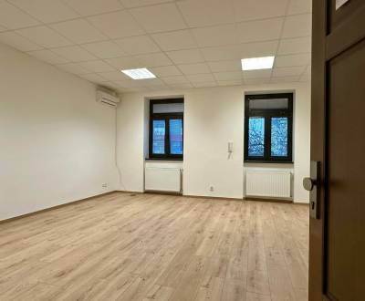 PRENÁJOM: SVETLÝ KANCELÁRSKY PRIESTOR V CENTRE MESTA, 30m2, KOMÁRNO