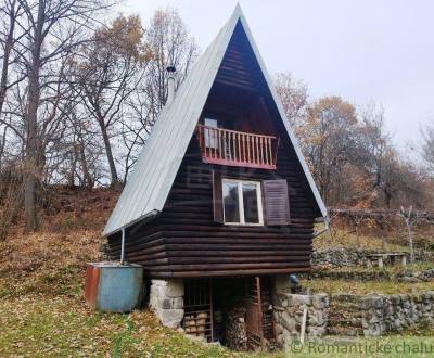 Krásna drevenica v lone Štiavnických vrchov, v obklopení prírody