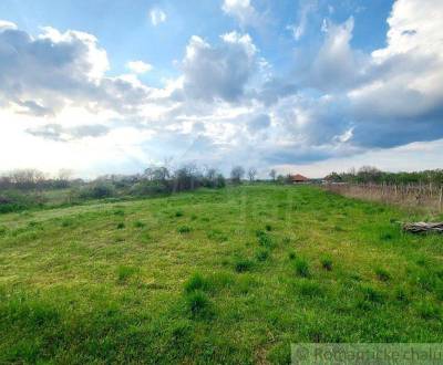 Priestranný 1500 m2 rovinatý pozemok na okraji vinárskej dedinky Moča