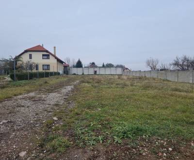 PREDAJ - Krásny rovinatý pozemok 1090 m2 - Cabaj-Čápor