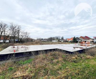 Vám ponúka na predaj veľký  stavebný pozemok v 