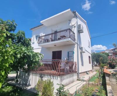 ☀Vodice(HR)-zariadený 3 izbový apartmán 73 m2 na prízemí☀