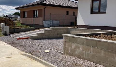 Na predaj Rodinný dom D4, pozemok 930 m2 v obci Mirkovce