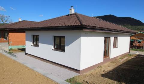 Na predaj rodinný dom D4, pozemok 930 m2 v obci Mirkovce