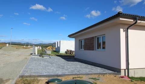 Ponúkame na predaj RD K2 typ bungalov v obci Drienov, pozemok 649m2