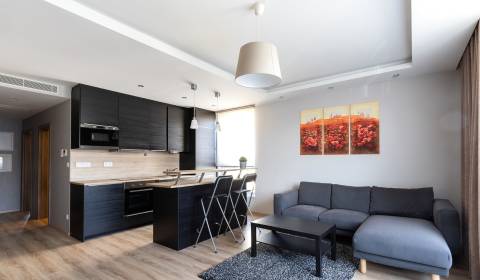 PRENÁJOM moderný 3-izbový byt s garážou,  Nitra - Centrum