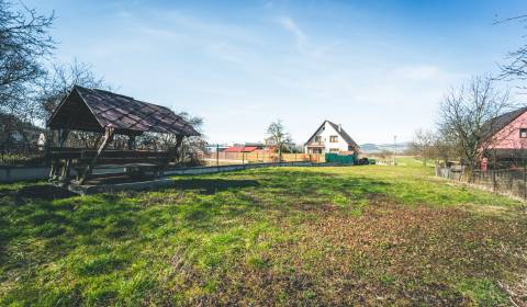 Slnečný, rovinatý pozemok v centre obce Beluša - Podhorie