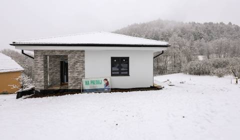 Elegantný dvojpodlažný rodinný dom s veľkým pozemkom v obci Stožok