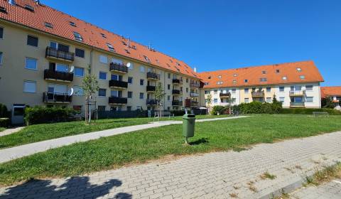 Väčší tehlový jednoizbový byt s priestranným balkónom 