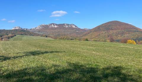 Slnečný rekreačný pozemok na výstavbu chaty pod Vršatcom- 404m2