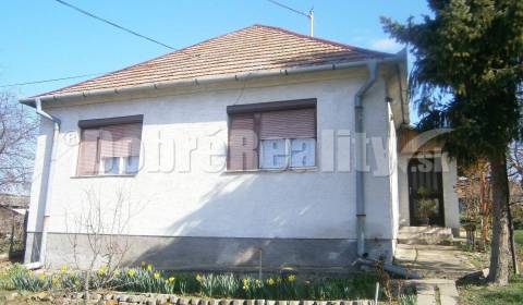 REZERVOVANÝ: Tehlový 3 izbový rodinný dom v obci Dulovce na predaj !