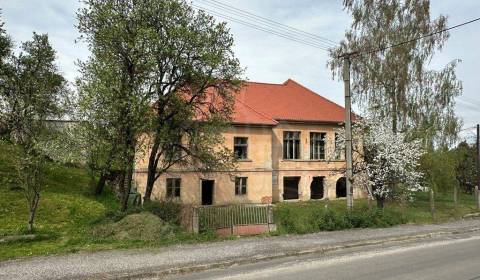 Exkluzívne: 100-ročná škola v Lukovištiach