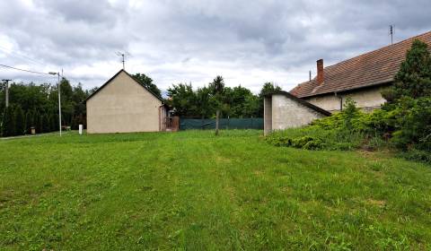 Predáme starší rodinný dom s priestranným pozemkom v obci Kmeťovo