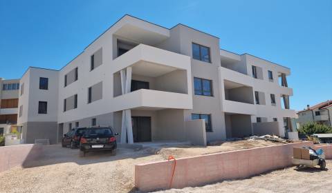 CHORVÁTSKO - Nové apartmány s pivnicou - VODICE