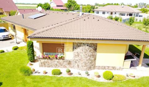 Ponúka na predaj 4-izbový bungalov 217 m²na pozemku 916 m²  