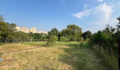 ŤAHANOVCE dom s veľkým pozemkom  2335 m2. Stavebný pozemok, všetky IS