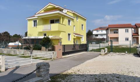 CHORVÁTSKO - Apartmánový dom s troma apartmánmi - VRSI, Zadar